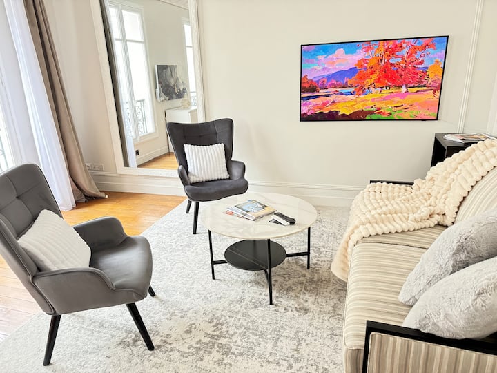 Всекидневната е прегърнала есенната си трансформация, предлагайки уютно и меко уединение. С плюшени карирани одеяла и масив от най - меките възглавници, това е идеалното място за прегрупиране и почивка след ден, прекаран в разглеждане на Париж.