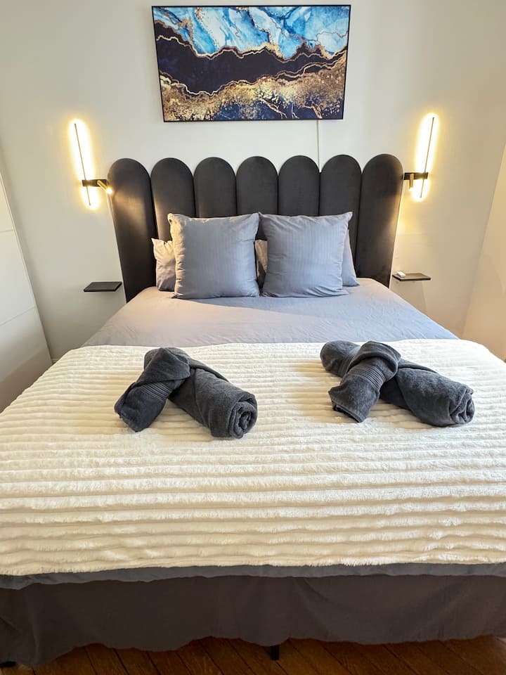 Гостите оценяват спалнята заради уютната атмосфера, заедно с мекотата на първокласното спално бельо и плюшеното легло. Щедрото място за съхранение осигурява достатъчно пространство, което позволява отворен и удобен поток в цялата стая.