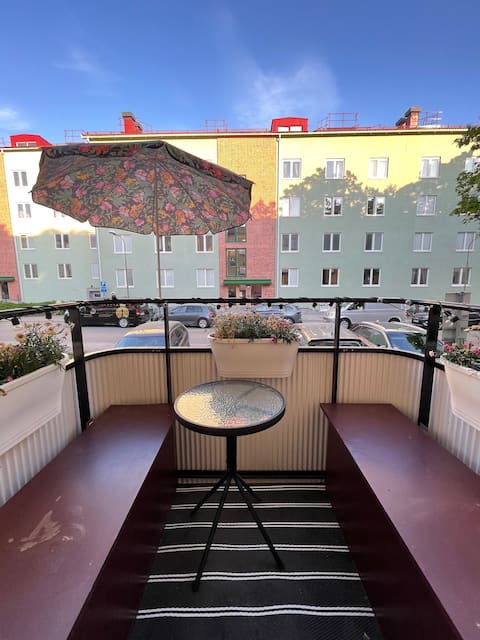 Cozy bright 2 bedroom apt, 15 min from city center