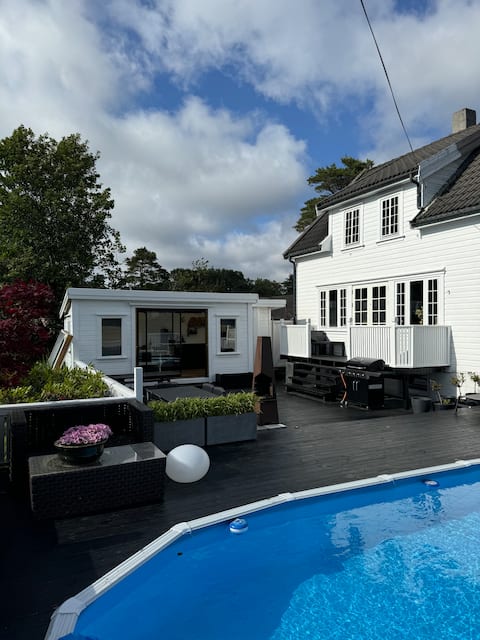 House with swimming pool 25g, outdoor living room, sleeps 7 + 2.