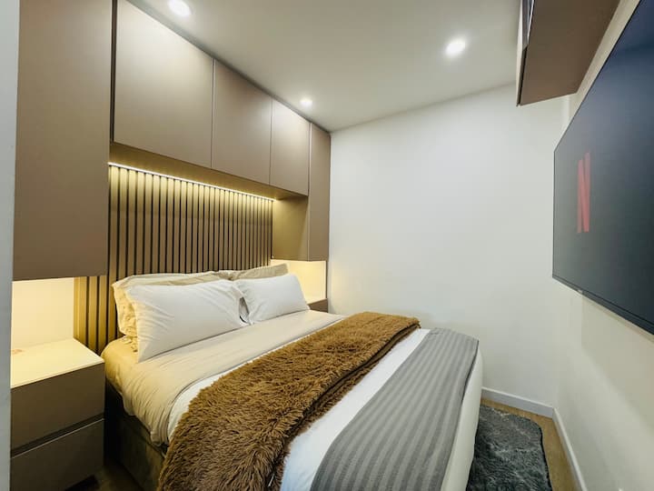 غرفة نوم مريحة مثالية للاسترخاء أثناء مشاهدة مسلسلاتك المفضلة 