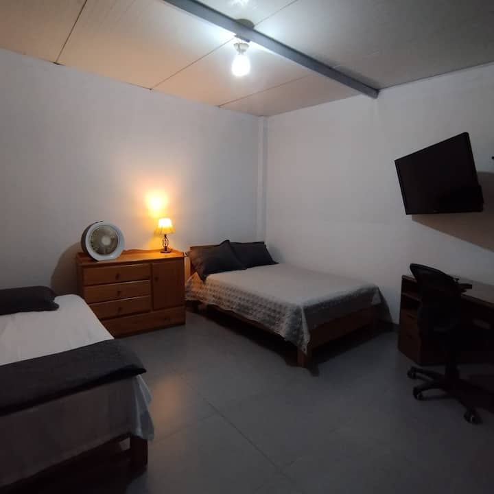 Dhomë e bollshme, me Smart TV, e rehatshme, ventilator, tavolinë pune, me mundësinë e rritjes së krevateve.