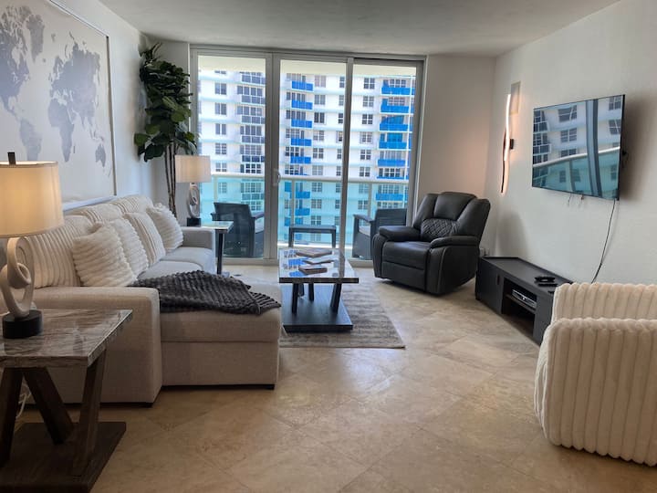 Oceanview 1 Bed/1 Bath Balcony 8th Fl Tides 3801 - Hollywood, FL