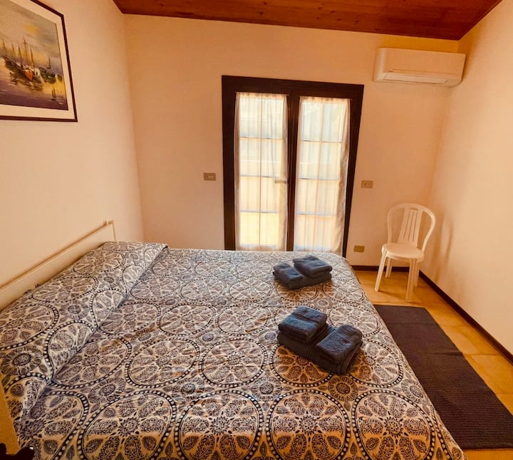 En el segundo piso está nuestro segundo dormitorio doble llamado "la habitación del mar". La habitación es muy grande, con aire acondicionado, y tiene una cama individual adicional en la zona trasera. Ideal para familias con niños pequeños.