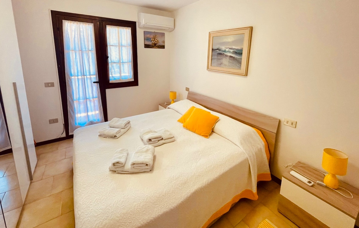 En el segundo piso está nuestro primer dormitorio doble llamado "la habitación del sol". La habitación tiene una cama doble, un armario grande y aire acondicionado. Ideal para una pareja.