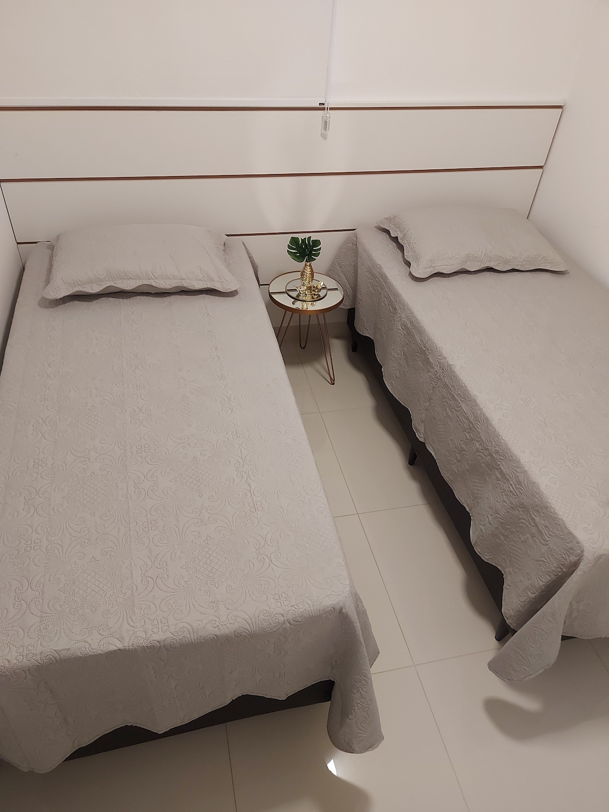 الغرفة 03، مع سريرين مفردين مريحين وستارة تعتيم وتكييف هواء.