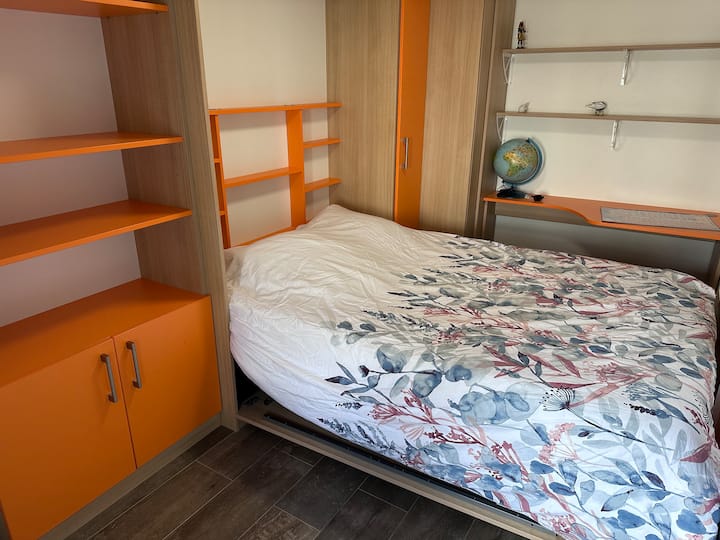 Malá spálňa so skladacím stolom s manželskou posteľou, keď je posteľ zatvorená 