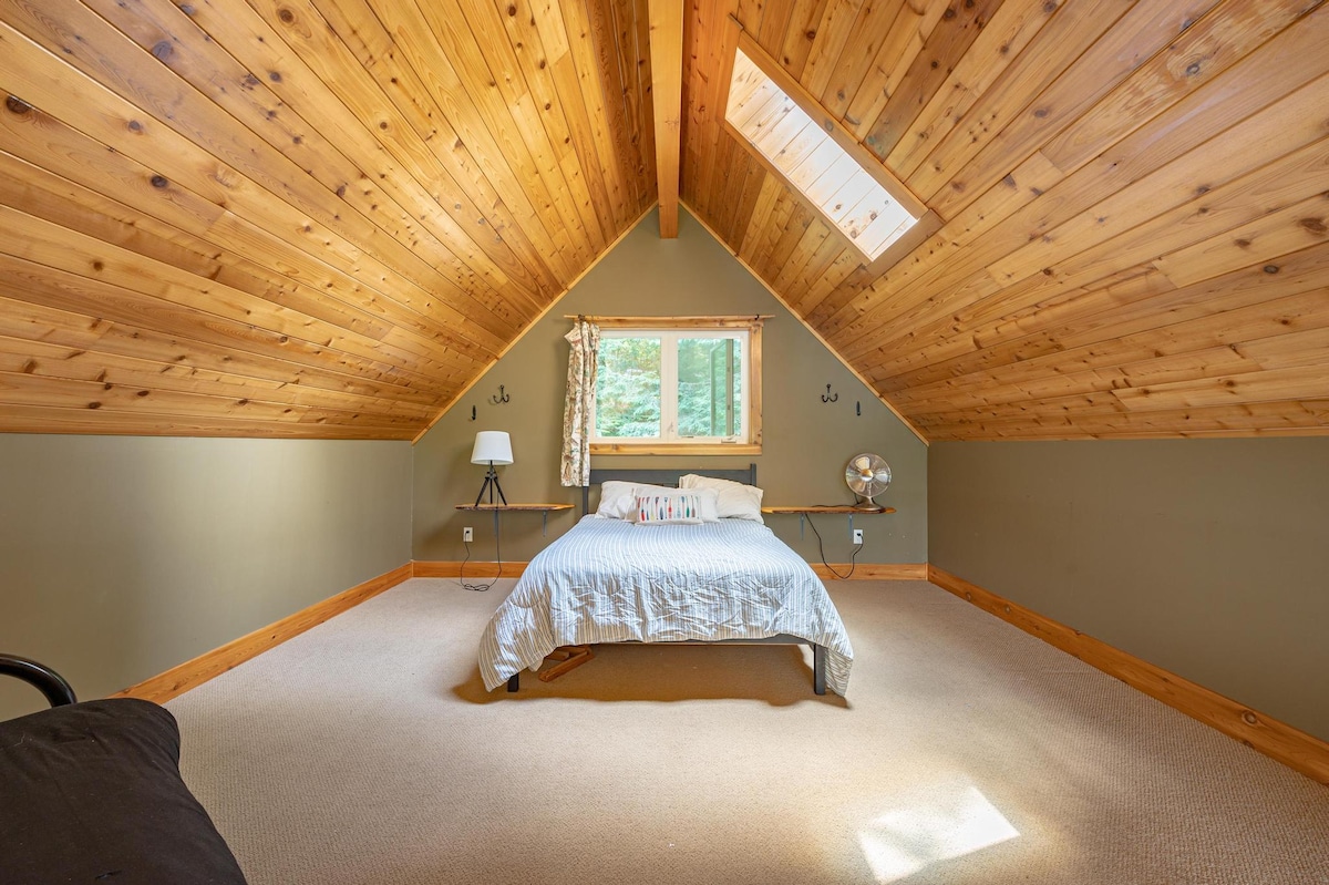 Оваа спална соба е голем простор со лифт кој е отворен кон дневната соба подолу и има поглед кон езерото. 