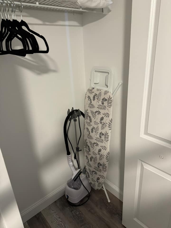 Კარადა დასაკიდი სივრცით, ორთქლით და საუთოებელი მაგიდით.