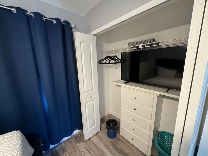 Უჯრის გულმკერდი, ტელევიზორი - ეს ყველაფერი დიდი საძინებლის ნაწილია. 