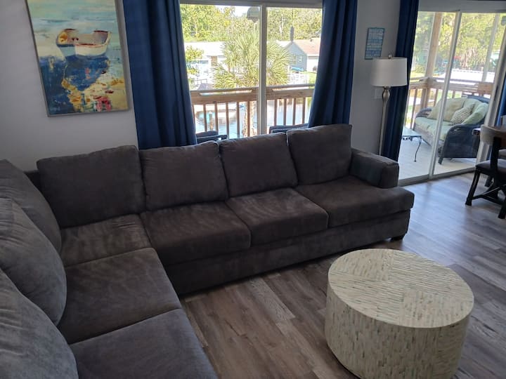 Მისაღები ოთახი, ტახტის სივრცე - უკანა მანძილზე ჩანს მზის ოთახი. (რომელიც წყალს / არხს გადაჰყურებს)