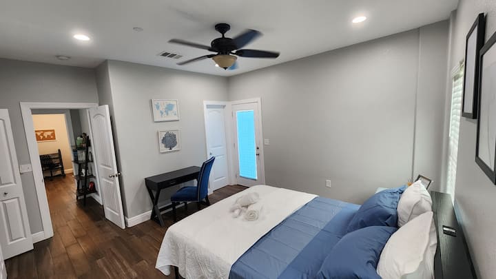 غرفة نوم مريحة وخاصة تتمتع بإمكانية الوصول المباشر إلى حمام جاك وجيل المشترك، وباب خاص يتصل بالفناء الخلفي، وغرفة التشمس، ومنطقة وقوف السيارات، وستجد أيضًا ملعب كرة سلة. لأولئك الذين يبحثون عن الخصوصية والراحة مع سهولة الوصول إلى المساحات الخارجية