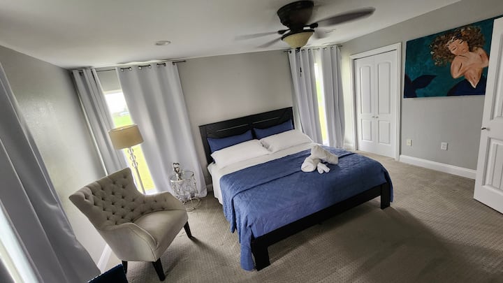 يوفر الكرسي المريح بجانب النافذة مكانًا مثاليًا للاسترخاء أثناء الاستمتاع بالمناظر الشاملة للمساحات الخضراء المورقة والسماء المفتوحة...