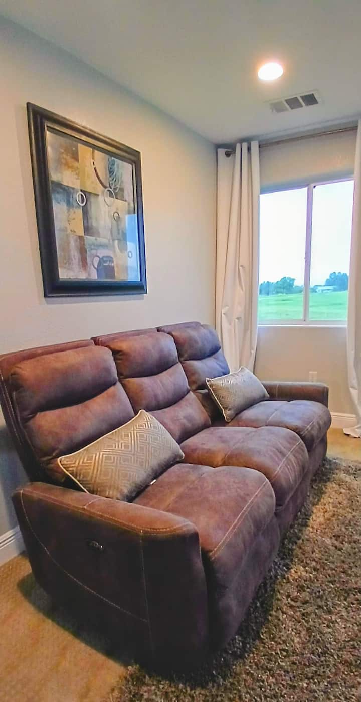 تتميز غرفة الألعاب العلوية بأريكة واسعة للاستلقاء توفر المكان المثالي للاسترخاء والاسترخاء والاستمتاع بعروضك المفضلة. يوفر التصميم المفتوح مساحة واسعة للتنقل بشكل مريح. 