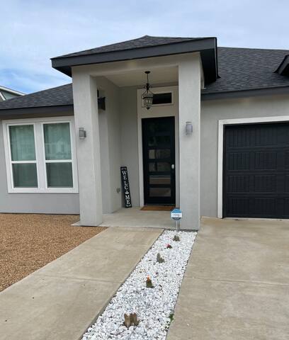 Modern Escape with Private Putting Green gallery image 3