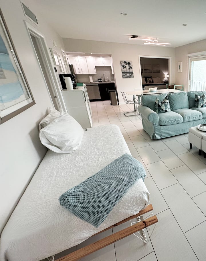 Dhomë gjumi dopio rezervë që ruhet në një dollap.  Më njofto nëse dëshiron ta konfigurosh dhe do ta bëj para mbërritjes tënde. 