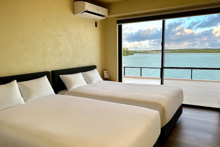 卧室的景色壮观，仿佛与大海相连。打开门，您将直接连接到露天浴缸和按摩浴缸。