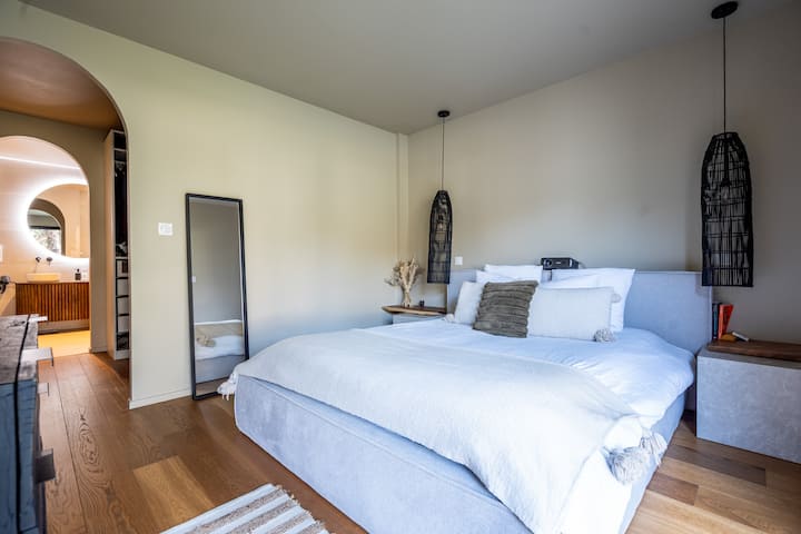 Habitación principal con cama de 160 cm y baño privado 