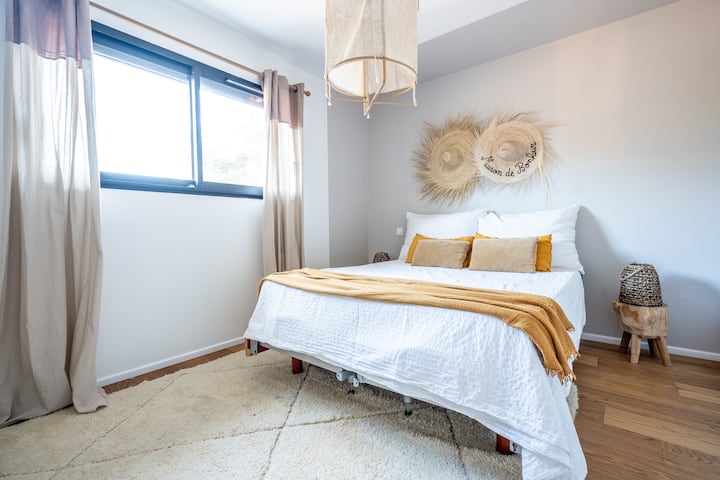 Habitación doble con cama de 160 cm y cuna con barandilla 