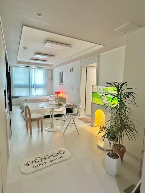 Special bed # Dongseong-ro # Gyo-dong # Large toilet “Summer”