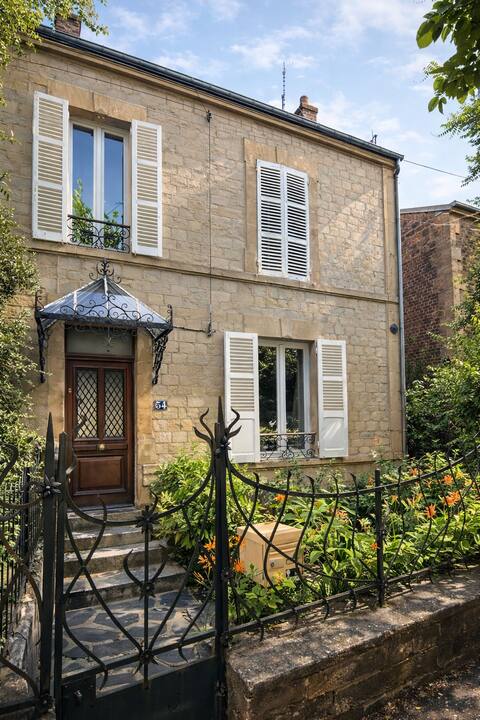 Family home, enclosed parking, 4 bedrooms, 2 bathrooms