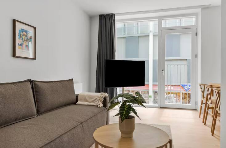 Spacious and modern apartment in best spot! gallery image 2