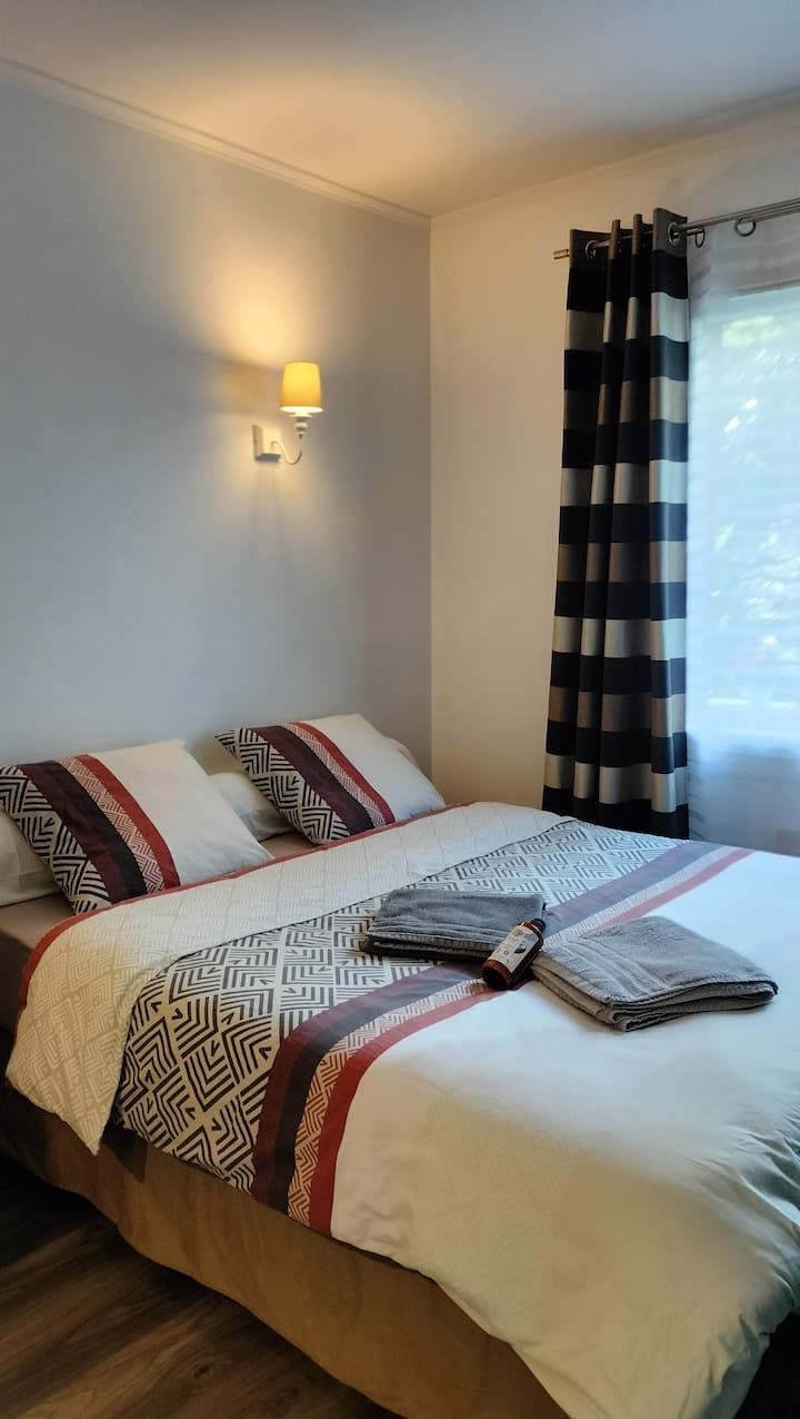 מיטת קווין סייז (160 CMS), עם בולסטר ושתי כריות. 