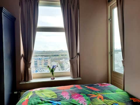 Spacious and bright apartment 15 minutes from Amsterdam