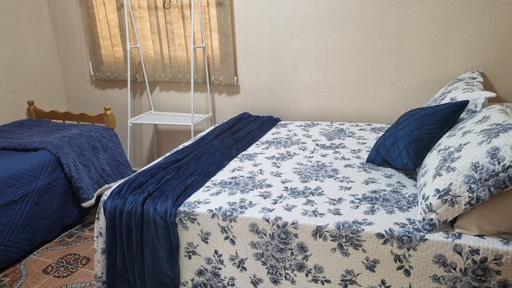 เตียงกล่องคู่เตียงเดี่ยวและพัดลมเพดาน