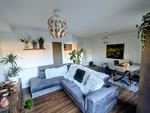 Spacious 2 bed with garden, beside airport