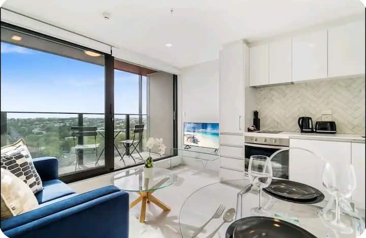 Stylish Central Apartment With Pool And Balcony - Auckland
