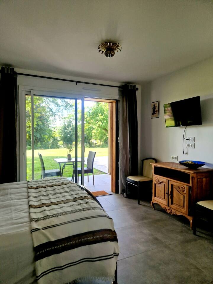 chambre vue sur jardin arboré ,télévision