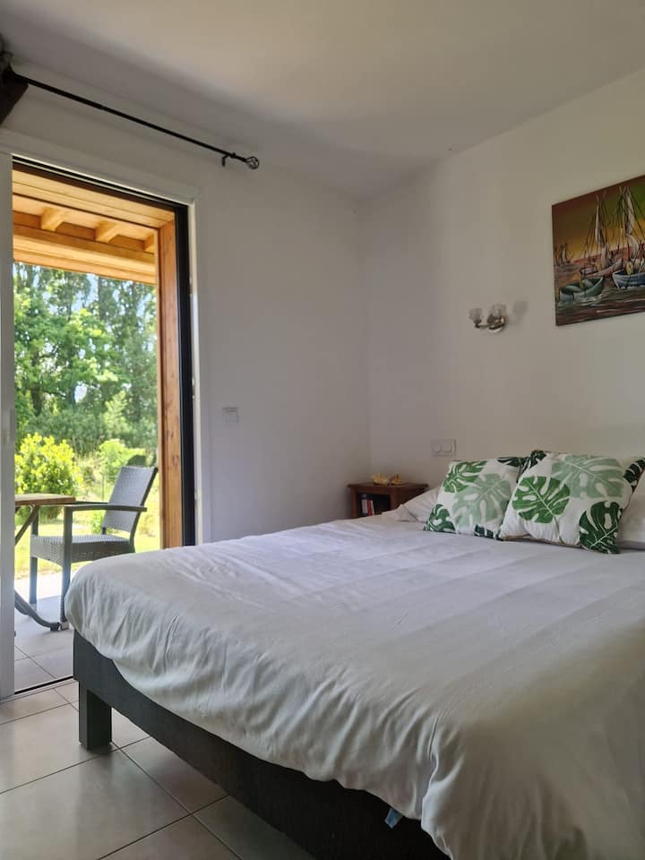 Grande chambre salle d'eau privative, lit de 160 , tables de nuit , situé en rez de jardin  terrasse, au sud. Là décoration vous fait voyager en bord de mer bateaux, couché de soleil. Reposante après une journée d'escortions autour de ST Malo Dinan
.