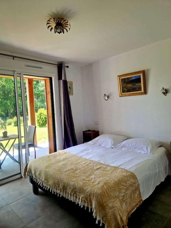 Chambre lumineuse , lit Queen size  ,tables de nuits , terrasse, chambre en rez de chaussez ,salle d'eau ,rideau, volet roulant ,,Dans un charmant village de bord de mer, en Normandie proche du GR 223