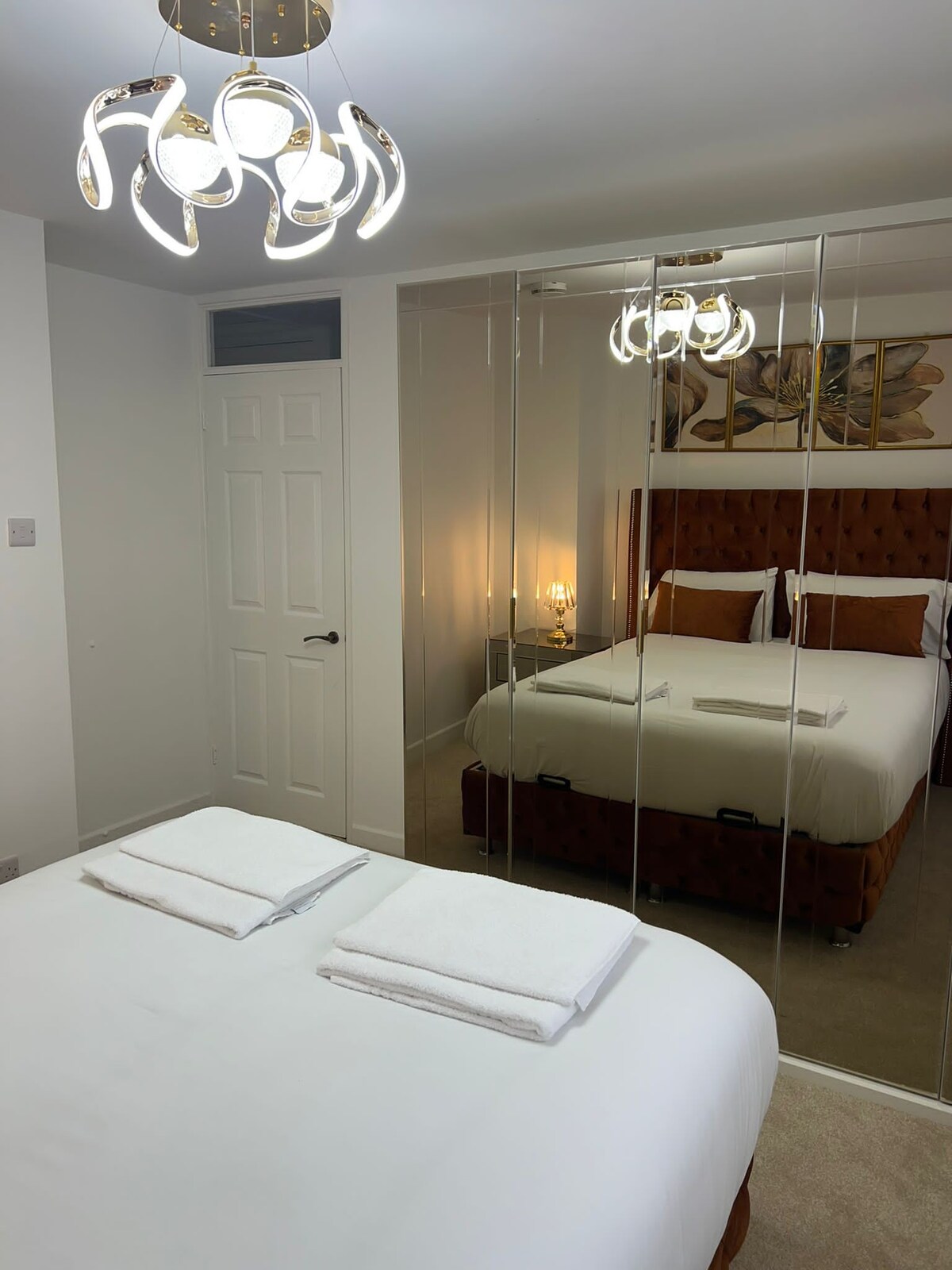 לפני היציאה, היכנסו למראה והסתכלו על בגדי הערב שלכם.