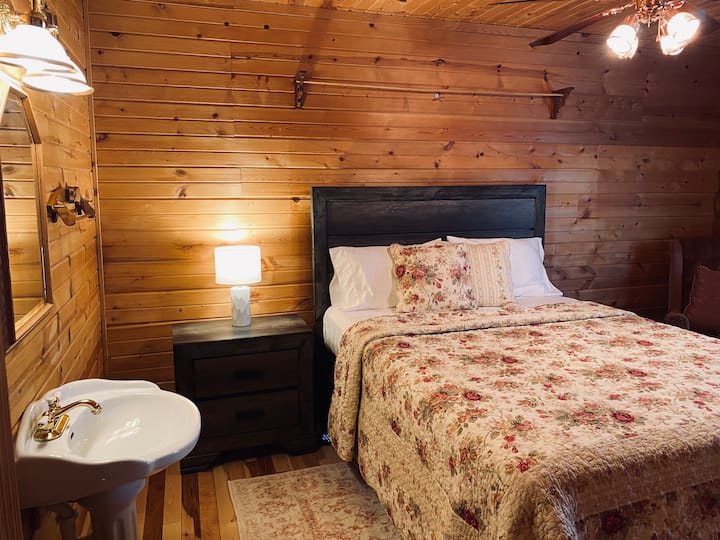 חדר שינה 2
מיטת קווין סייז ופינת איפור. כולל ארון עם קולבים