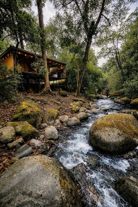 Unicorn Dome:Private Riverfront Jacuzzi Tub:Relax!