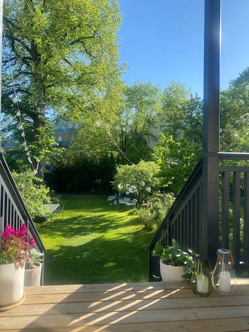 Townhouse-leilighet m privat hage og p-plass.