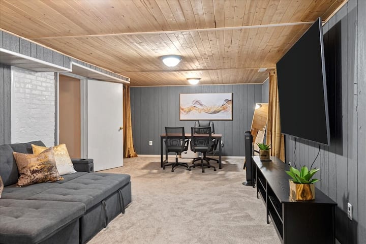 Bodrumi i katit të parë | Banjë e re ngjitur në këtë zonë (Shih fotografitë) Divan divan dhe "Dyshek ajri" shtesë që ndodhet në dollap. Kjo zonë është shumë e bollshme. Ka gjithashtu një televizor "85" inç me kanale, dollap dhe banjë private pa televizor "85" 