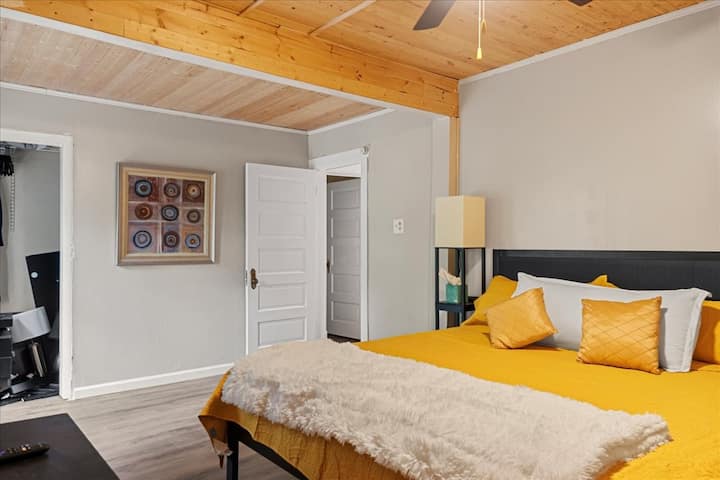 Niveli 3 katësh | Krevat dopio "king", komodinë, dollap dhe më pak abazhur me prekje. Kosh i vogël plehrash në këtë dhomë.