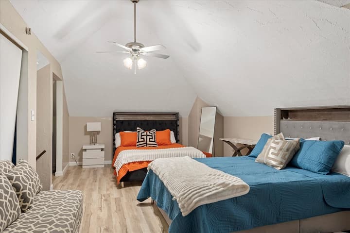 Zona e loftit në katin e 4-të | Dy krevate "Queen" me qasje "VETËM në këmbë nëpër dhomën kryesore të gjumit ku ndodhen shkallët. Nëse kërkon privatësi shtesë, konsidero dhomat e gjumit në katin e 3-të. Roku TV, ventilatorë Dreo, komodinë. Plehra të vogla