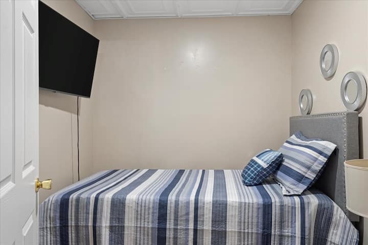 Kati 2 | (Kati kryesor) Samsung TV plus kanale falas dhe llambë pa prekje. Në këtë nivel nuk ka dhoma gjumi të tjera. 