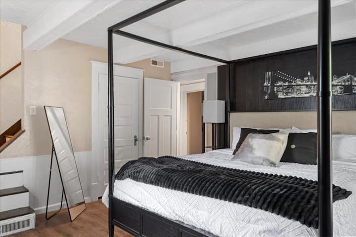 Dhoma e gjumit kryesore e nivelit të 3-të | Kanalet Cali King, dollapi, dollapi, ventilatori Dreo  dhe kanali Samung TV Plus. Shkallët të çojnë në "LOFT" NË KATIN e 4-të mund të arrihen vetëm nga kjo dhomë. Kosh i vogël plehrash në këtë dhomë.