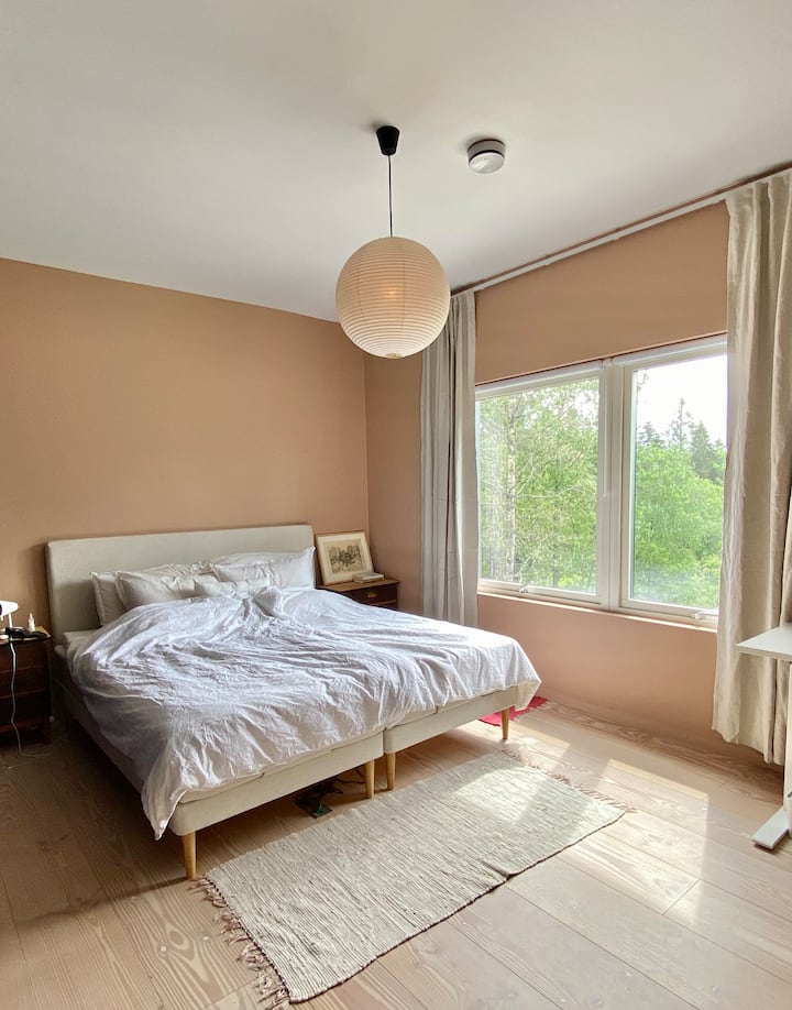 غرفة النوم الرئيسية. سرير 1.80. لحاف ووسائد جيدة.