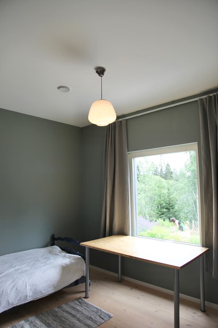 غرفة نوم في الطابق السفلي مع مساحة مكتبية. سرير فردي.