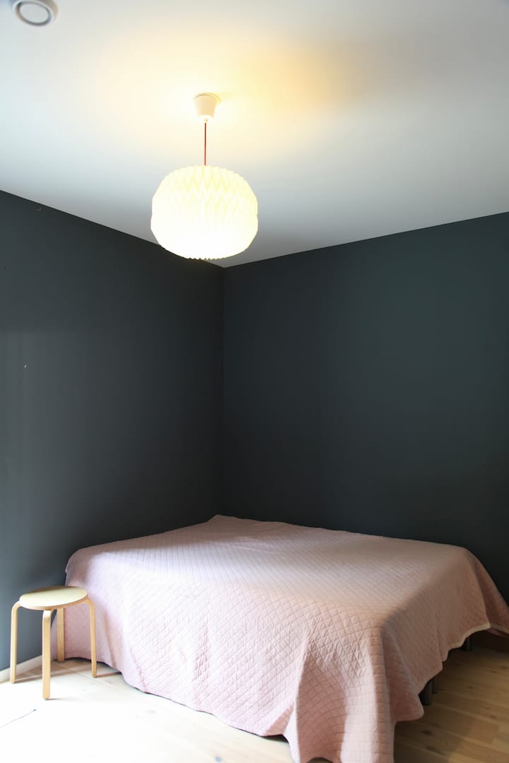 تحتوي غرفة النوم 2 في الطابق السفلي على باب شرفة خاص بها إلى التراس الأرضي. 1.50 سرير. 