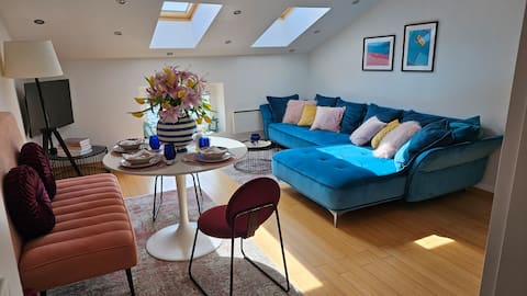 Popular Airbnb listing: City sky apartment - a colorful mood booster in Mjesni Odbor Školjić Stari Grad