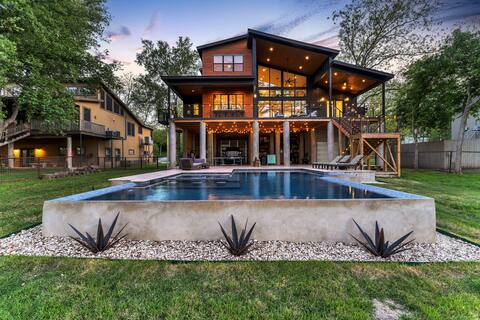 Modern Waterfront Oasis 
Amazing Pool
Hot Tub