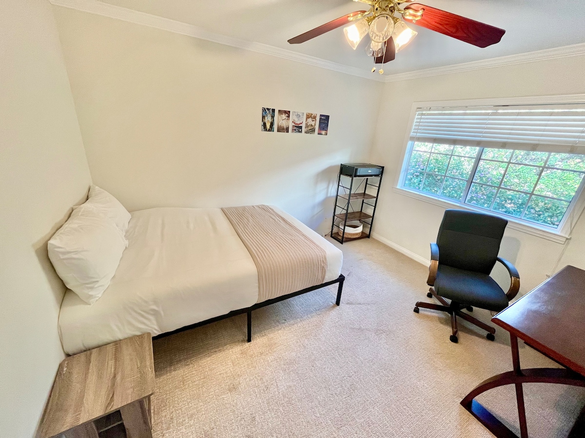 Спална соба 3 со работно биро и печатач