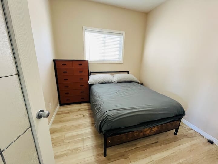 Ndodhet në katin e parë të shtëpisë. Dhoma e gjumit ka një krevat dopio. Xhaketa/varëse palltosh të vendosura në hollin e derës kryesore. Dysheme e re.